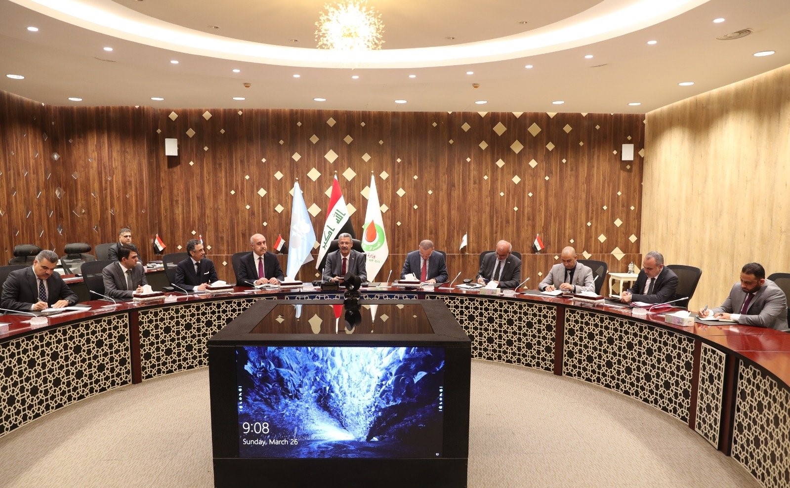 وزير النفط يترأس اجتماعاً مع وفد الاقليم بعد قرار المحكمة الدولية