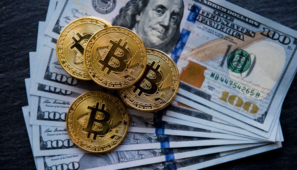 The dollar falls and Bitcoin soars ahead of the approval of spot trading funds 40173